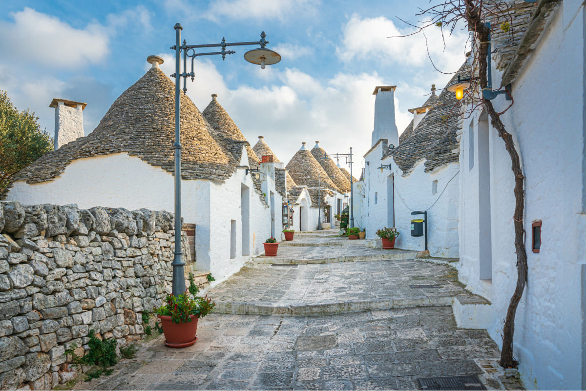 トゥルッリの続く幻想的な街並み